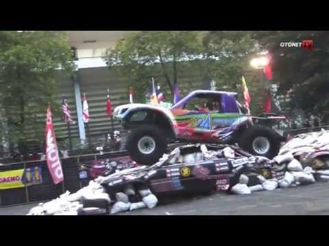 Aksi Gajah Monster Di Otobursa Tumplek Blek 2015