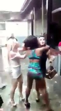 Ivre, elle danse dans un festival