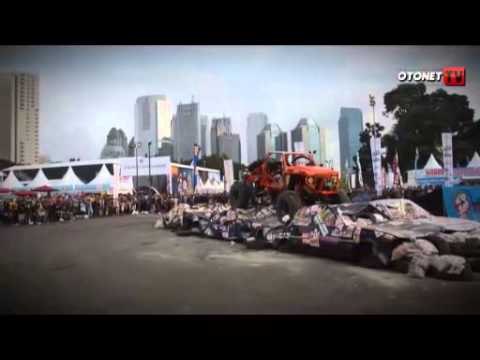 Gajah Monster In Action di Otobursa Tumplek Blek 2013