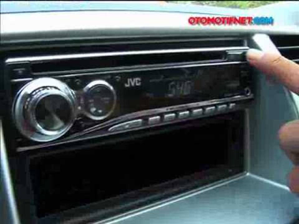 Otomotifnet - Tips Cara Menjumper Aki Mobil