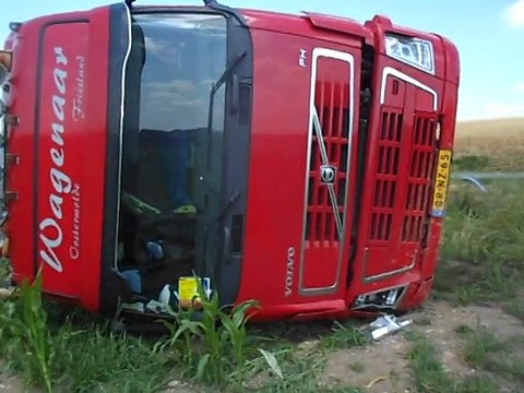 Beauvaisis : un camion de chlorure de magnesium se renverse sur le CD 933