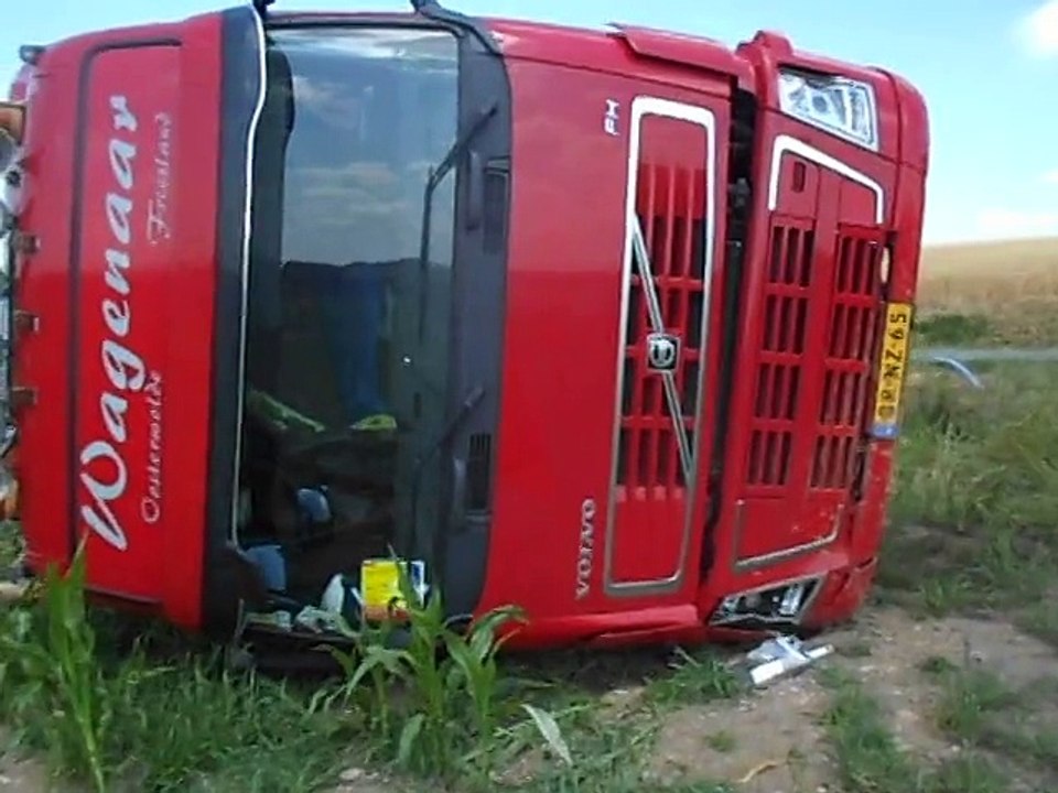 Beauvaisis : un camion de chlorure de magnesium se renverse sur le CD 933