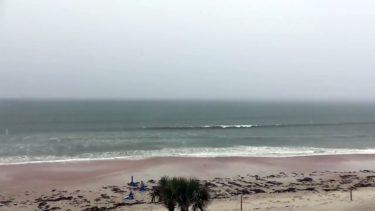 Un trait de foudre s'abat sur une plage filmée en slow motion