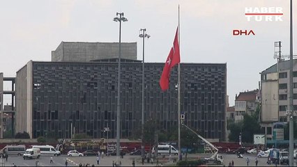 Taksim'deki dev Türk bayrağı yarıya indirildi