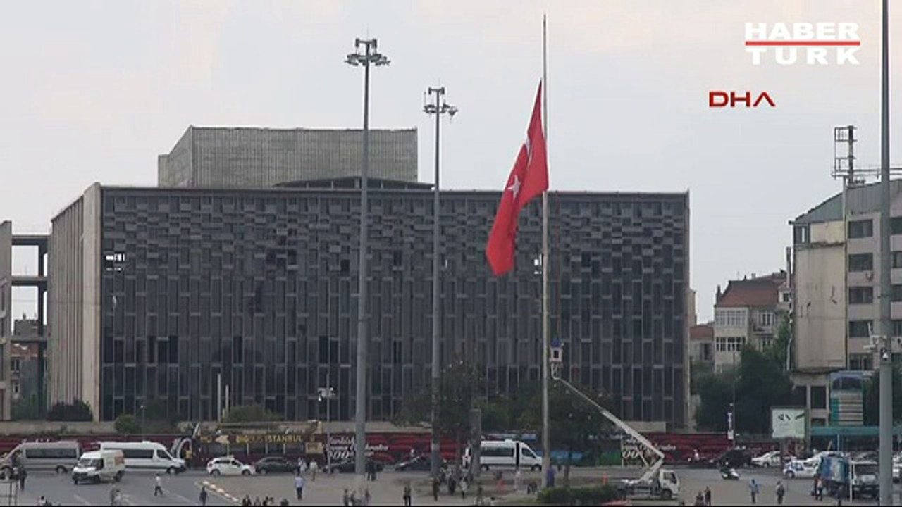 Taksim'deki dev Türk bayrağı yarıya indirildi