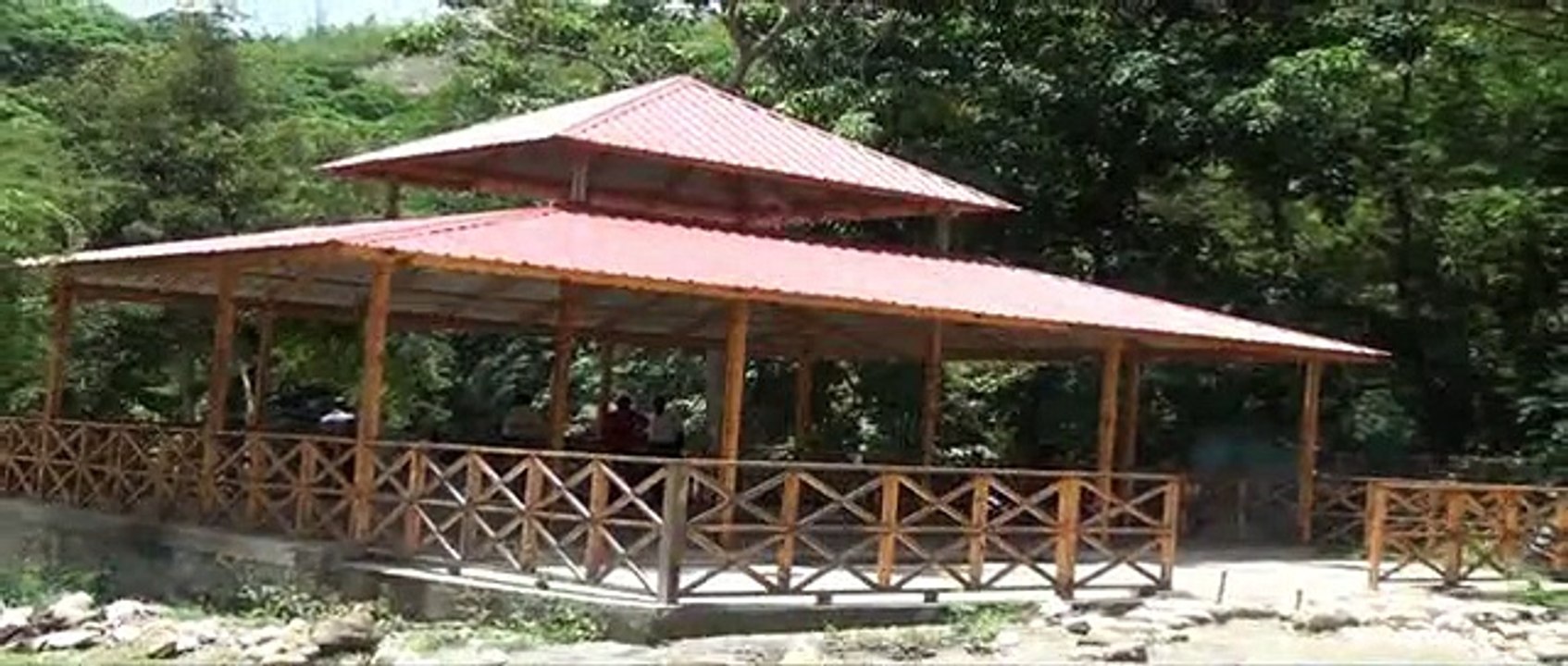 Le Ministre François visite les travaux en cours à Bassin Zim