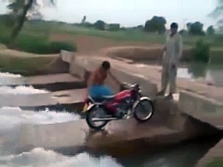 Desi Train Wash Lahore funny 2011