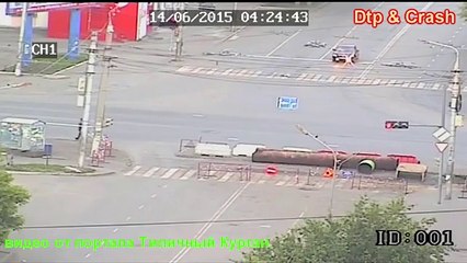 Hombre se salvó de ser atropellado por choqué de dos autos en Rusia