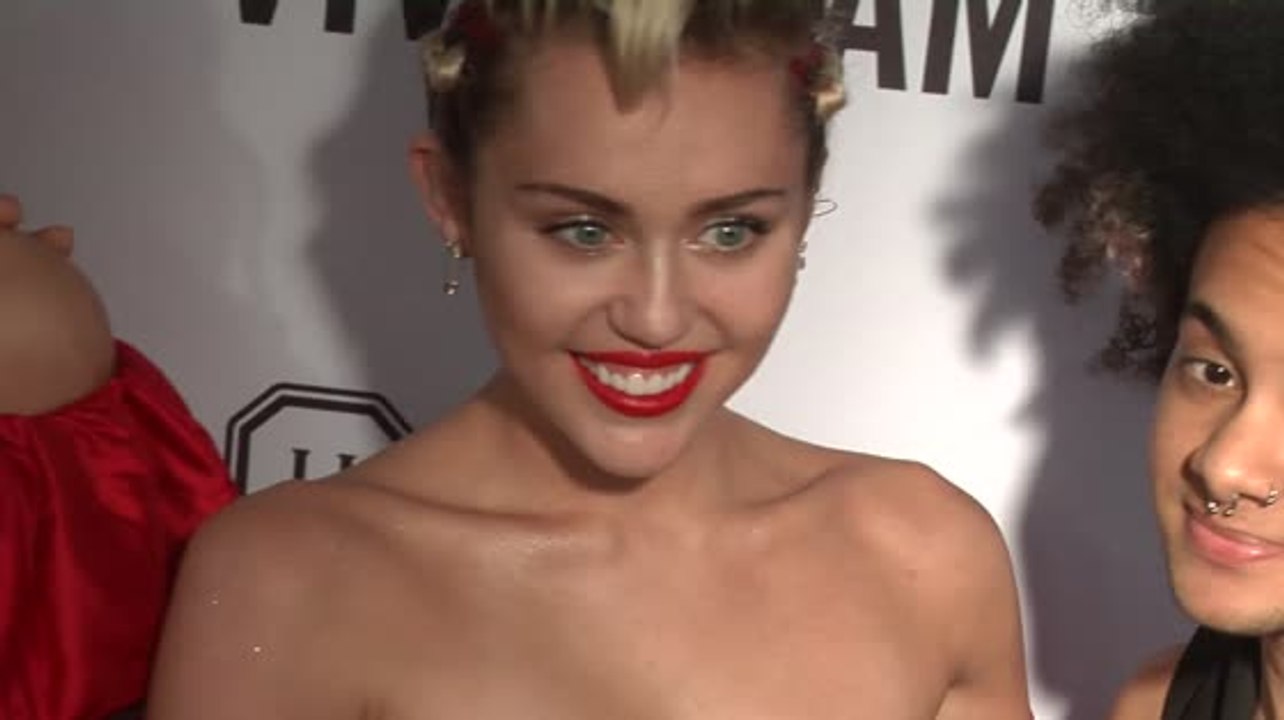 Miley Cyrus vole la vedette au Gala amfAR