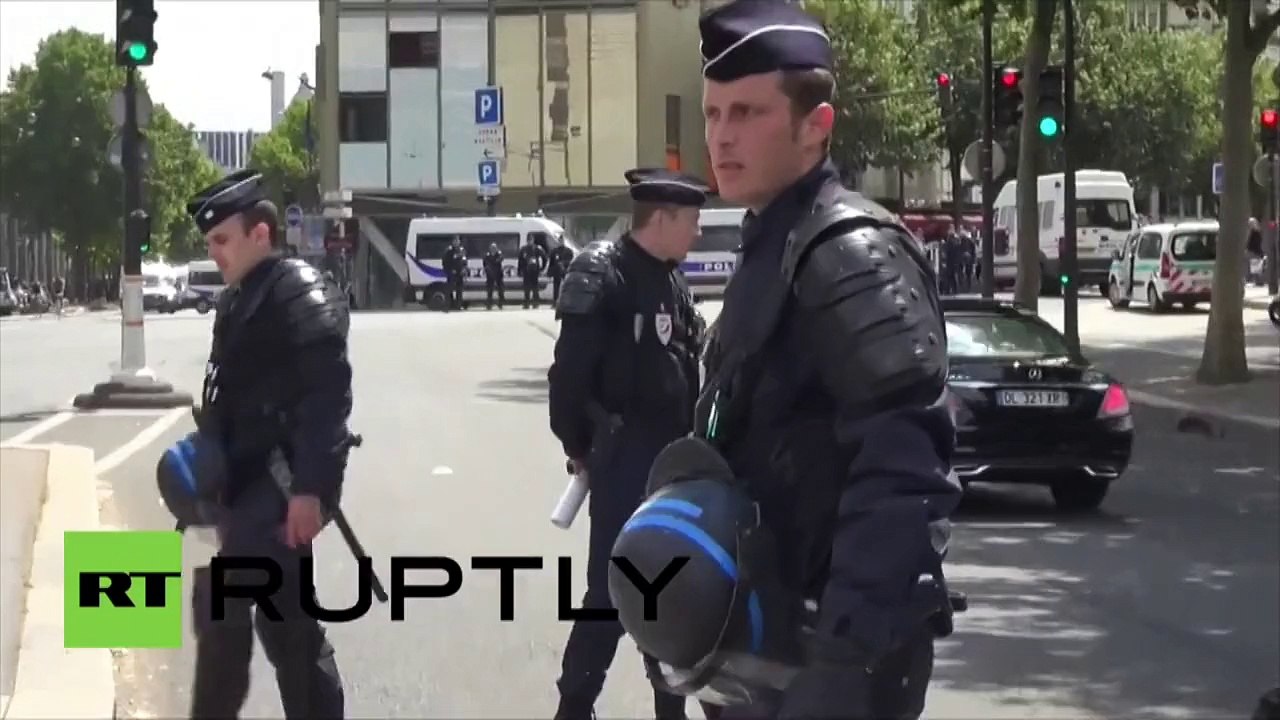 Protestation contre Uber à Paris : les chauffeurs de taxi se font gazer