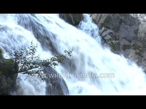 Waterfall en route Lamkhaga Trek - Himachal Pradesh