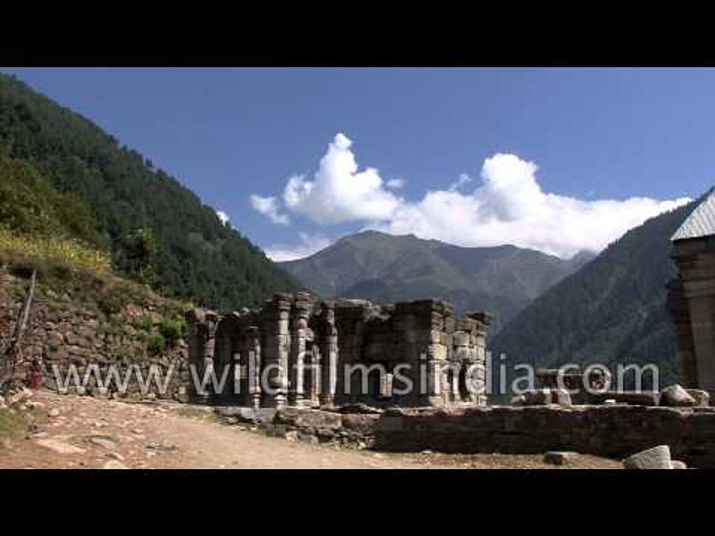 ⁣Jyestesa temple - Kashmir has ancient temples!