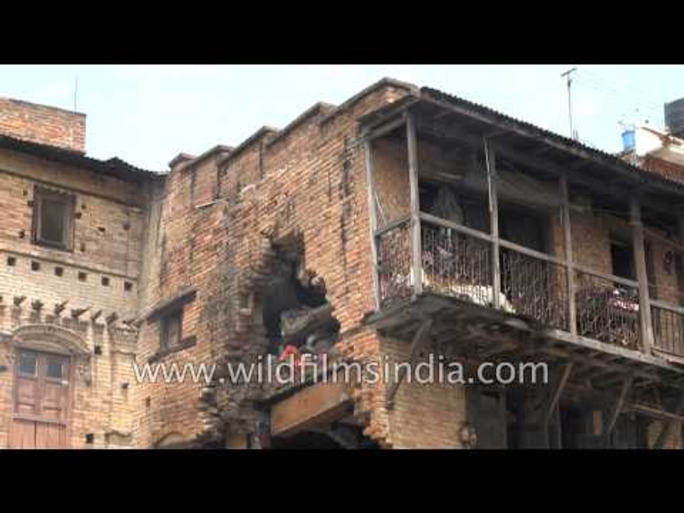 Nepal earthquake collapses buildings in Bhaktapur