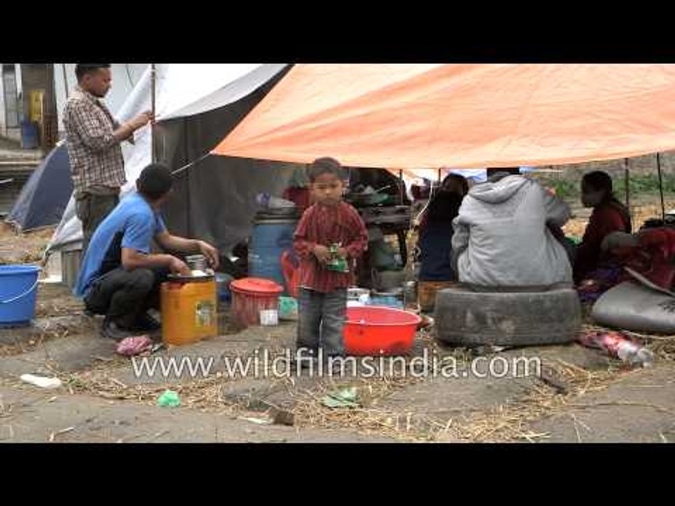Nepal earthquake survivors take shelter in makeshift tents