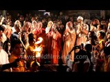 Devotees sing 'Jai jai radha raman hari bol' - Ganga Aarti at Parmarth Ghat, Rishikesh