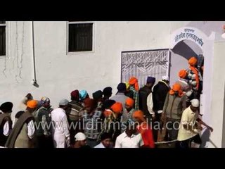 下载视频: Devotees stepping towards Gurudwara Takht Sri Keshgarh Sahib, Punjab