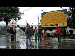 Descargar video: Sikh devotees visit at Patalpuri Sahib Gurudwara, Punjab