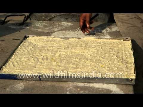 Man slices 'Khoya barfi' to serve people at langar : Takht Sri Keshgar Sahib, Punjab