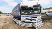 Reifen geplatzt: LKW kracht auf der A9 in die Leitplanke