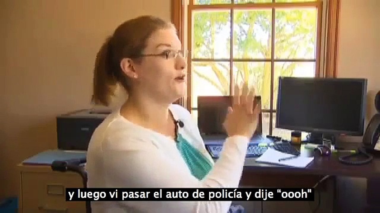 Policía detiene a una señora que recorría una autopista en silla de ruedas