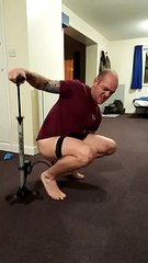 Se gonfler le rectum avec une pompe à vélo pour péter