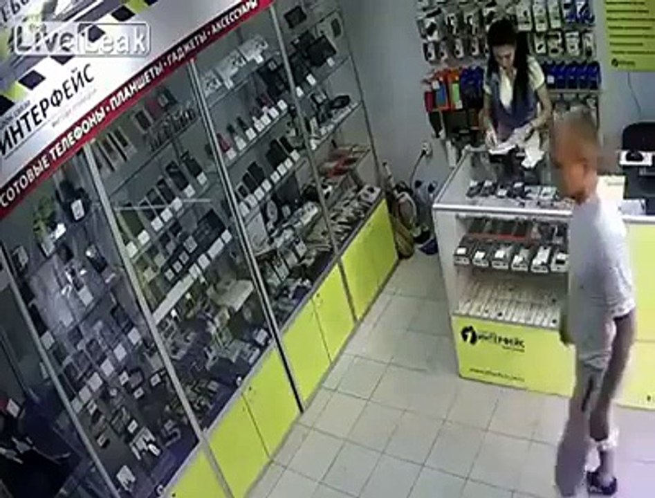 شاب يضرب فتاة تبيع في محل جوالات