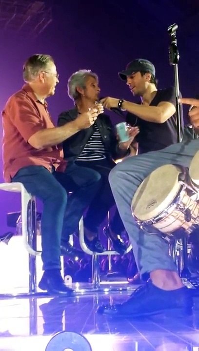 Sex And Love Tour Enrique Iglesias sings to couple