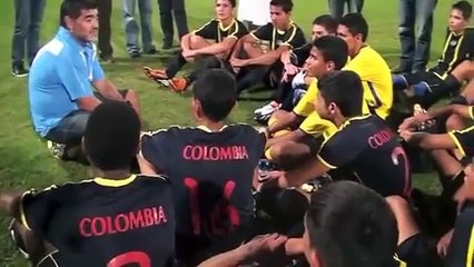 Maradona da clase a jóvenes colombianos del Guaviare