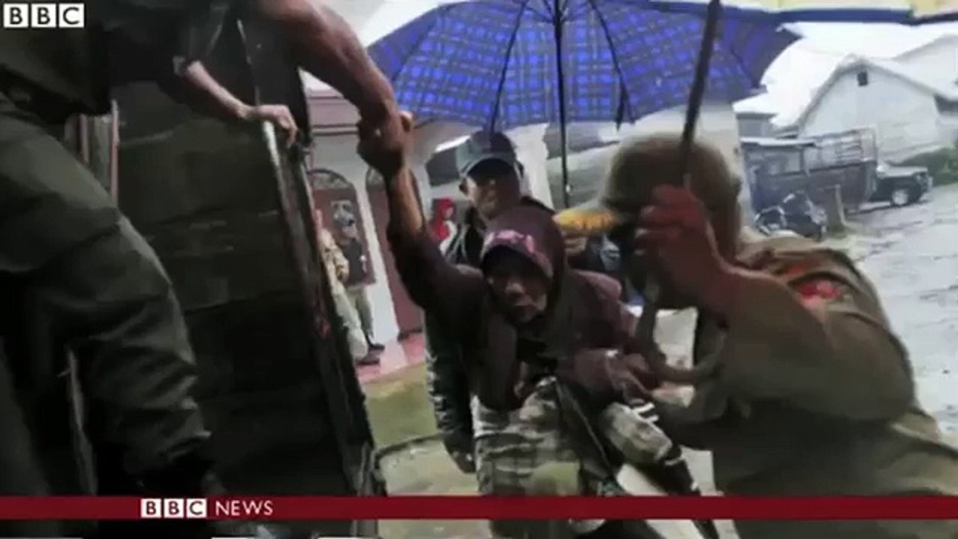 Thousands flee Indonesia volcano - BBC News