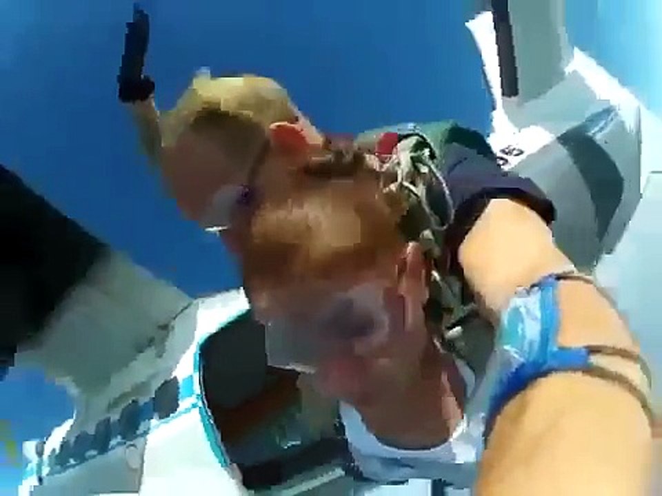 Первый прыжок с парашютом! Я ржал 2 дня!
