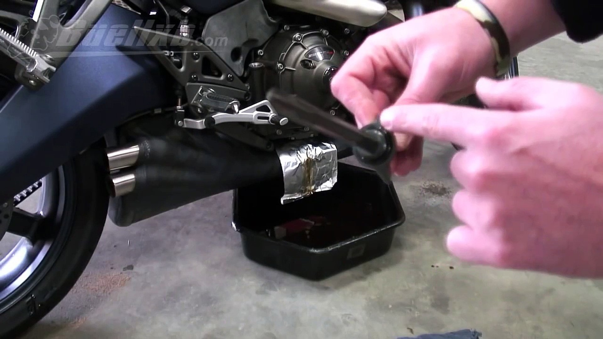 Buell 1125r, 1125cr Oil Change How To Video - video Dailymotion