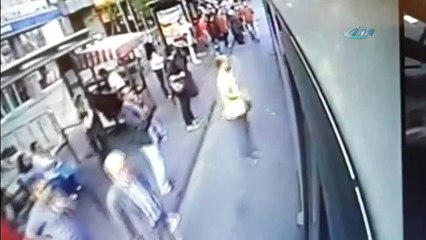 Yetişemediği otobüsün camını işte böyle kırdı !