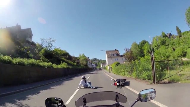 Un homme à moto prend en chasse un chauffard