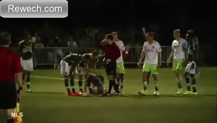 طرد لاعب أميركي بعد تمزيقه دفتر ملاحظات الحكم!