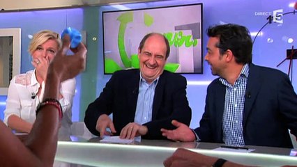 Le cadeau très intime de Karine Le Marchand à Anne-Sophie Lapix dans "C à vous"