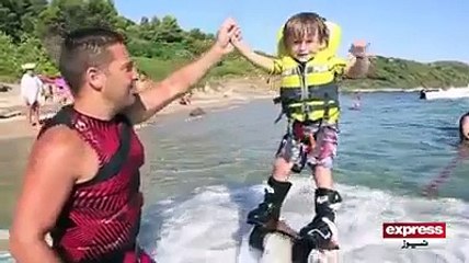 سمندر میں منچلوں کے دلچسپ کرتب