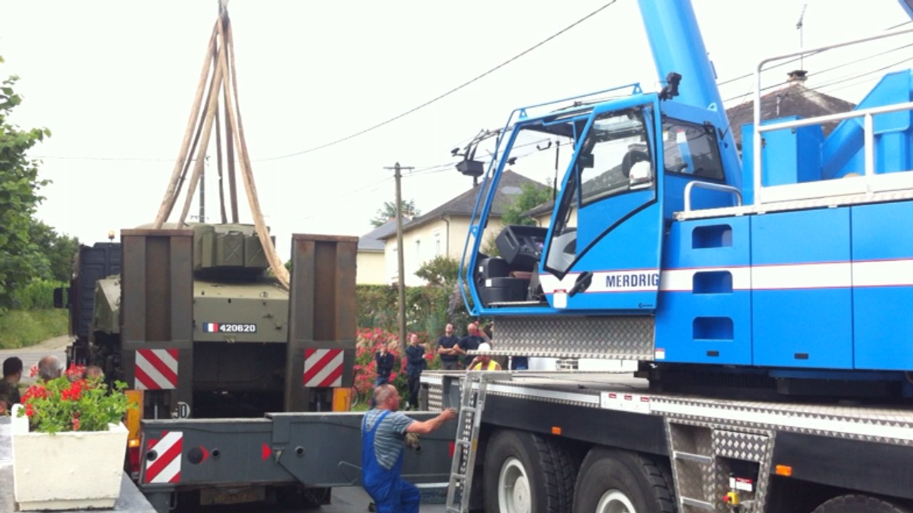 Le char Sherman s'installe devant la mairie