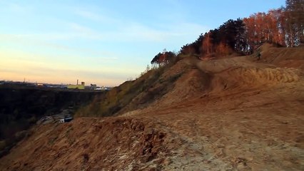 Un russe ne maitrise pas son saut en VTT