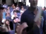 【至近距離映像】 ケリー上院議員の大学講演で、警官が質疑中の学生をスタンガンで攻撃