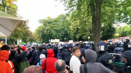 Polizei attackiert Demonstranten mit Reizgas (auch Beschreibung lesen!) (S21)