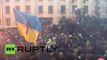 Video: Protesters throw fireworks & stones at police amid massive protests in Kiev
