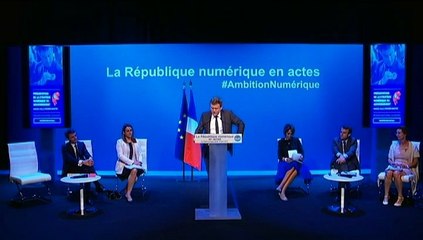 "Mesdames, messieurs, chers geeks", lance Valls avant de présenter sa stratégie numérique