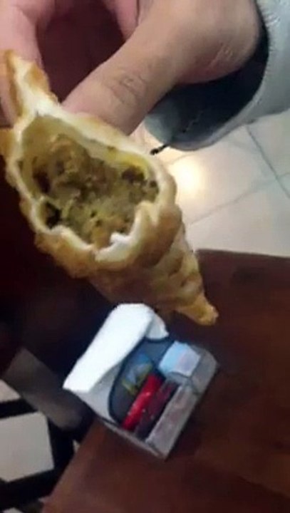 Cliente encontra vermes vivos dentro de pastel no Bar do Adão, na Tijuca