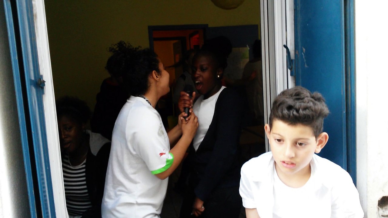 Duo à une fête des voisins à la Plaine