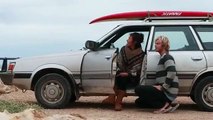 Surfea con su mamá que sufre de parálisis cargandola en la espalda - Videos Estrellas (360p)