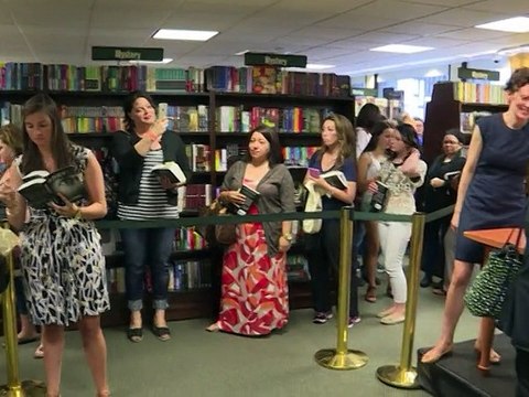 Des fans en transe à New York pour la sortie du tome 4 de Cinquante nuances