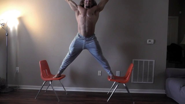 Squat de 45 kilos en grand écart sur 2 chaises