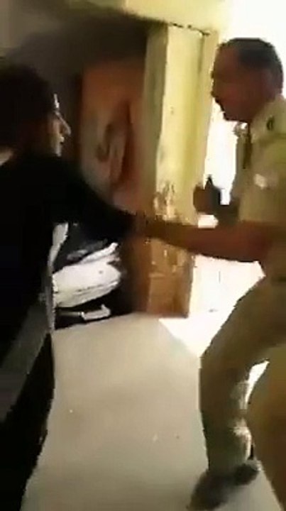 بھارتی پولیس بمقابلہ عورت ۔۔۔ بچے نہ دیکھیں