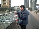 Paseo sobre el Puente Erasmus en el rio Maas