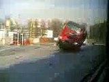 Camion sprofonda nell'asfalto in via Litta Modignani a Milano